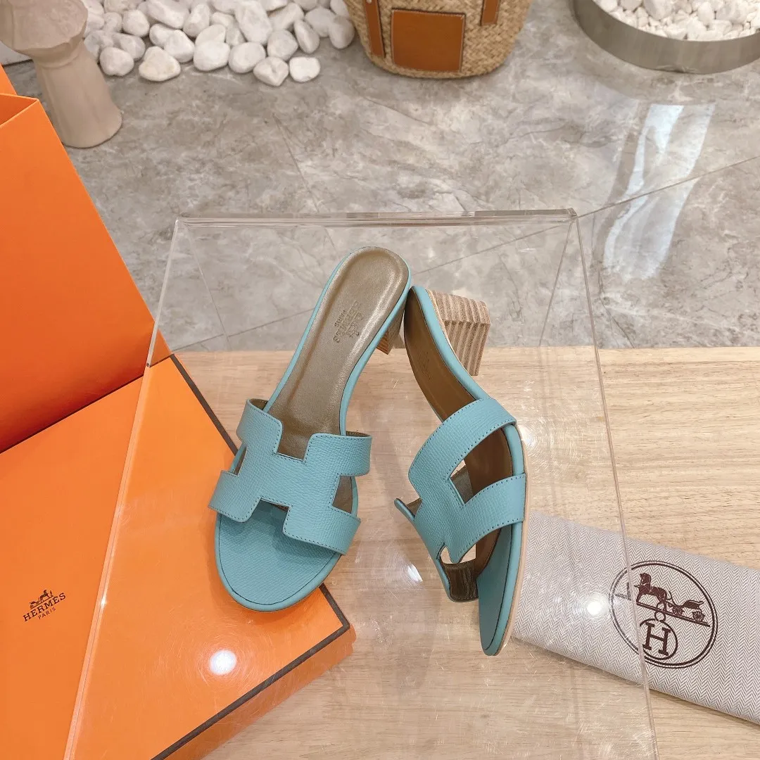 👟👟Ex-factory price 300👟👟 Genuine leather sole +40 🦄Hermès "Palm Print" has added new color sandals, "Year-round shipment" with three-dimensional concave and convex feeling on the classic "H" upper... It is a must-have item in your wardrobe, and it is magically versatile in this summer! This model fully demonstrates the classic Hermès style "palm print". Classic calfskin material ~ imported sheepskin. Lining 🐎Size: 34~42. Heel height ② type: low heel 1.5cm. Medium heel 4.5cm. Genuine leather sole +40 rubber sole.